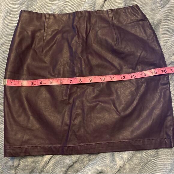 Forever 21 Plum Purple Mini Skirt Women's Size Small 100% Polyurethane & Lined - Picture 11 of 11